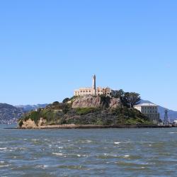 Prison d'Alcatraz vue depuis la baie de San Francisco.jpg